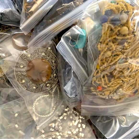 Huge 2 LB Vintage 2 Now Jewelry Lot- MYSTERY BOX~ Gold Silver Rhinestone Pearls - Picture 4 of 7